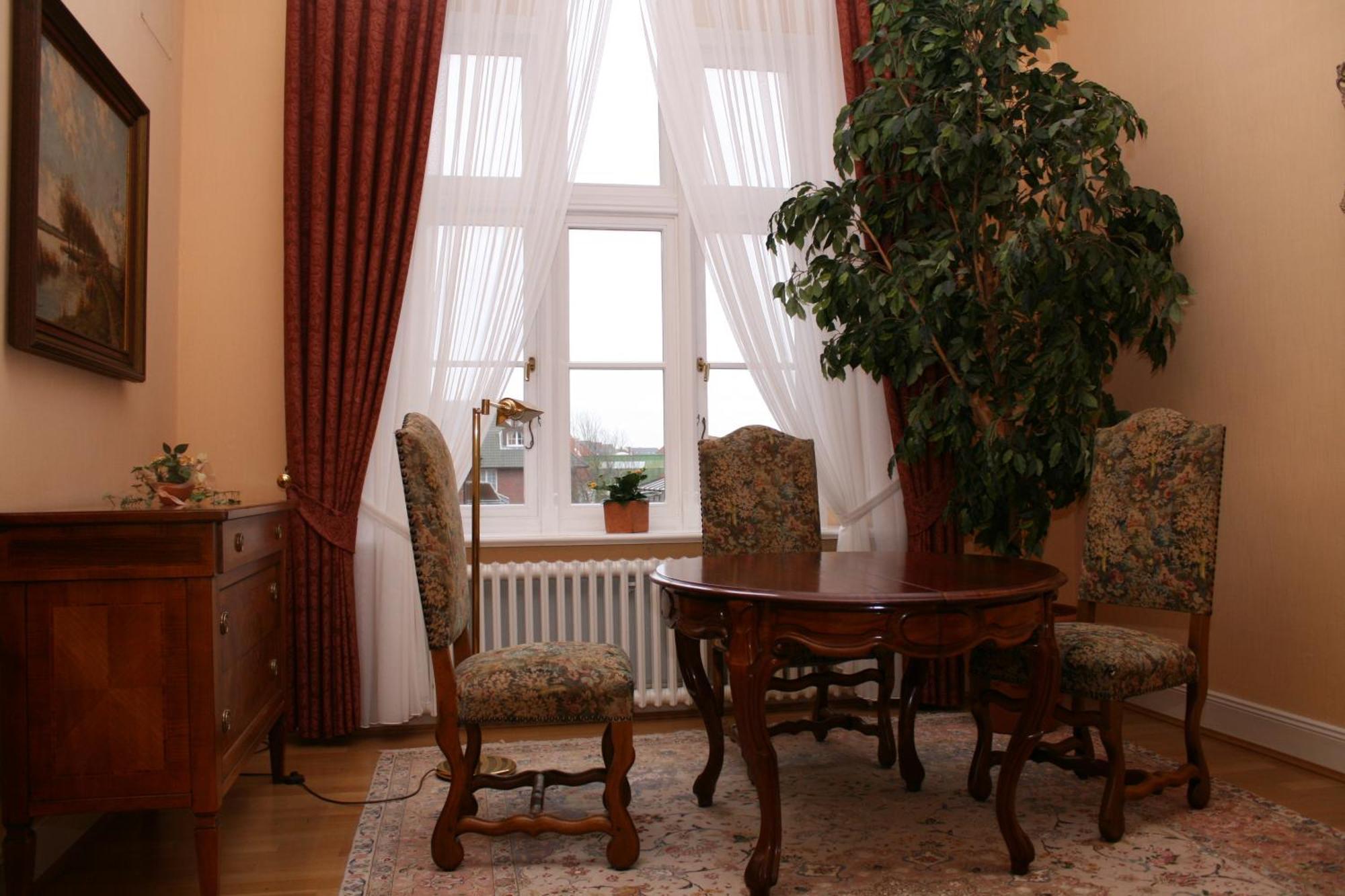 Hotel Altes Gymnasium Husum  Esterno foto
