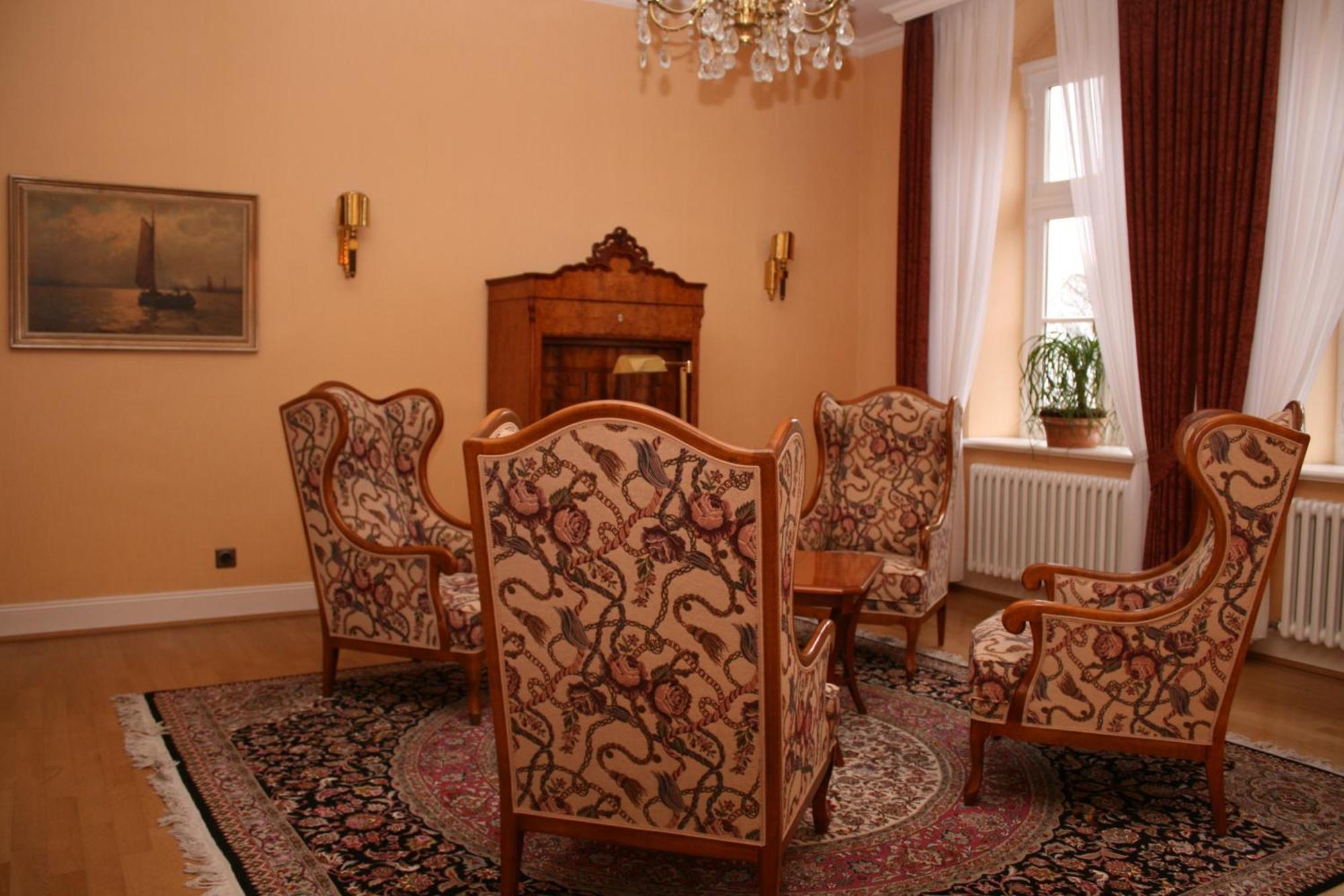 Hotel Altes Gymnasium Husum  Esterno foto