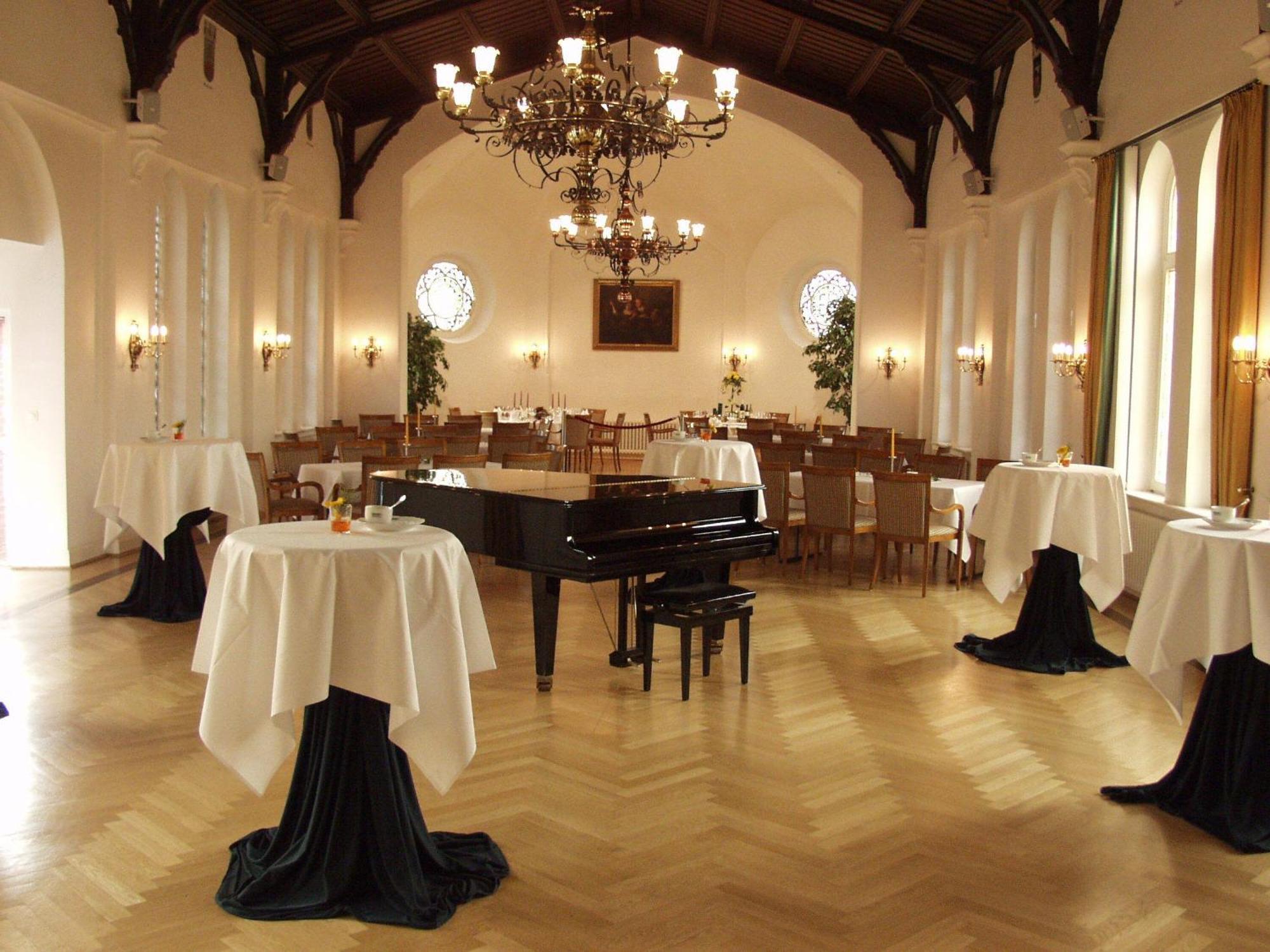 Hotel Altes Gymnasium Husum  Esterno foto