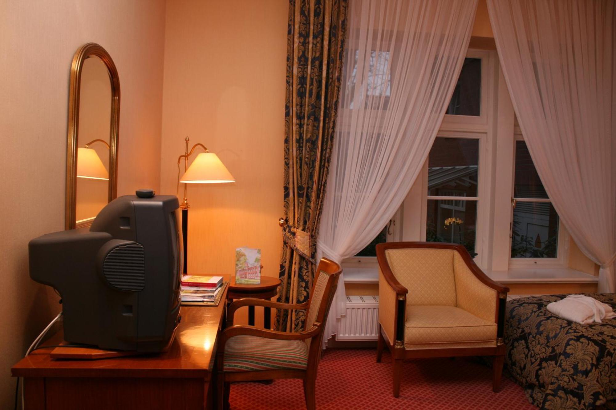 Hotel Altes Gymnasium Husum  Esterno foto
